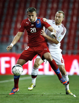 Tomáš Pekhart se statečně pral s obránci Dánska.
