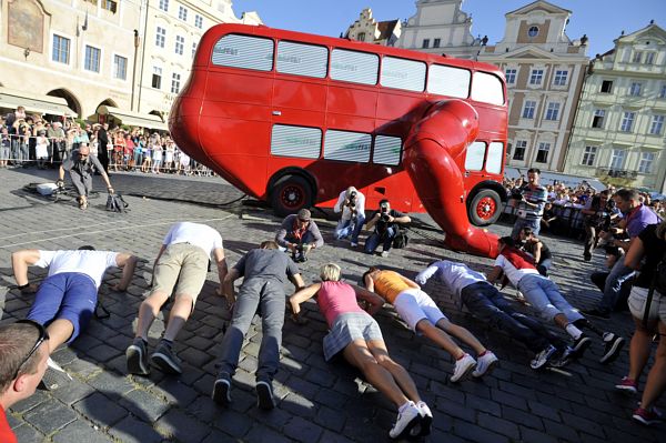 Čeští sportovci u klikujícího autobusu na Staroměstském náměstí.