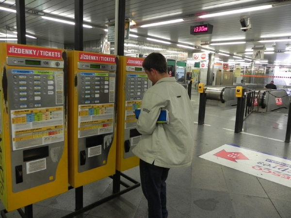 Automaty na jízdenky ve stanici metra Hradčanská.