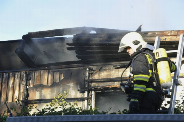 Požár likviduje 80 hasičů z 15 jednotek.