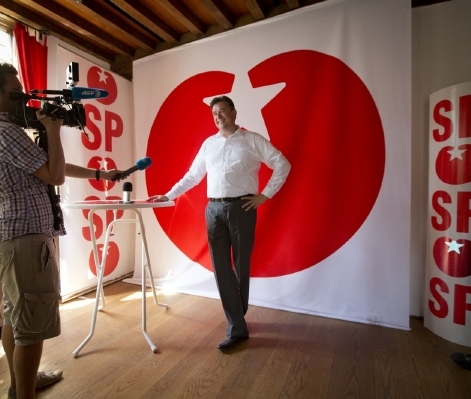 Věrnost maoistickým tradicím dokládají socialisté znakem pěticípé hvězdy v červeném rajčeti.