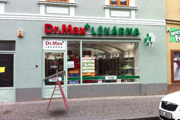 Až o třetinu levnější léky se mají na pultech lékárenského řetězce Dr. Max objevit už v lednu. 