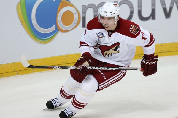 Hokejový útočník Radim Vrbata z Phoenixu odmítl jakékoliv spekulace, které ho spojují s působením v některém z extraligových týmů v případě výluky v NHL. Hokejový útočník Radim Vrbata z Phoenixu odmítl jakékoliv spekulace, které ho spojují s působením v některém z extraligových týmů v případě výluky v NHL.