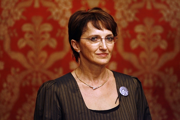 Část politické a kulturní scény se domnívá, že ministryně kultury Alena Hanáková není pro svou funkci dostatečně kompetentní, a odvolání Ondřeje Černého považuje za důkaz vnějších tlaků z okolí Hanákové.