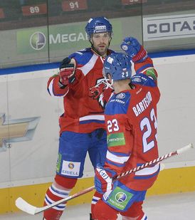 Jakub Klepiš (vlevo) slaví gól Lva Praha.