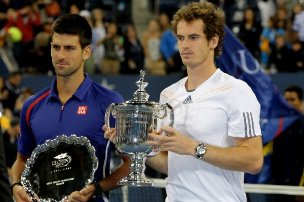 Andy Muray (vpravo) s trofejí pro vítěze US Open a Novak Djokoivč s cenou za druhé místo.