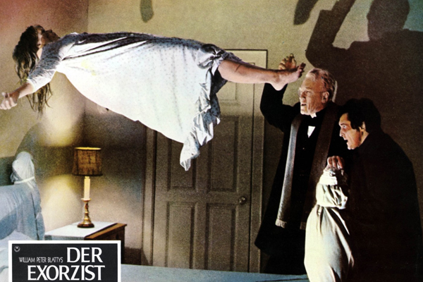 Posedlost ďáblem podle filmařů: Max von Sydow a Linda Blairová ve slavném snímku Exorcista z roku 1973. 