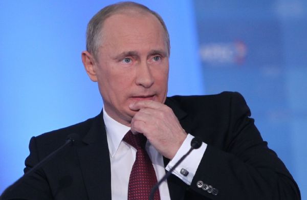 Mírně oslabený, ale stále velmi silný Putin.