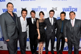 Zleva herec Vince Vaughn, producent Shawn Levy, herci Will Forte a Rosemarie DeWittová, režisér filmu Akiva Schaffer, herec Ben Stiller a Jonah Hill na slavností premiéře filmu Sousedská hlídka v Hollywoodu.
