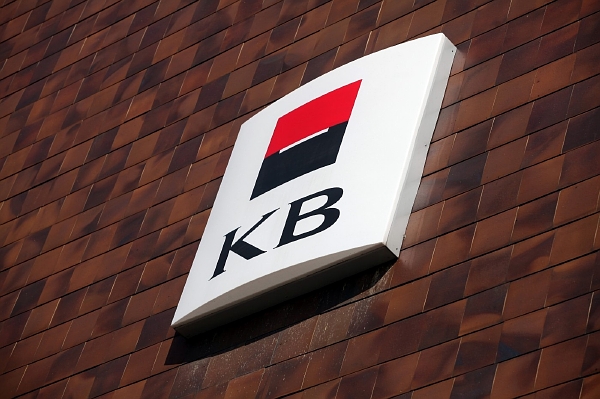 Komerční banka při porovnání více než 280 kritérií předstihla 20 konkurenčních bankovních domů. Komerční banka při porovnání více než 280 kritérií předstihla 20 konkurenčních bankovních domů.