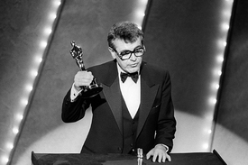 Miloš Forman se svým Oscarem za film Amadeus v roce 1985.