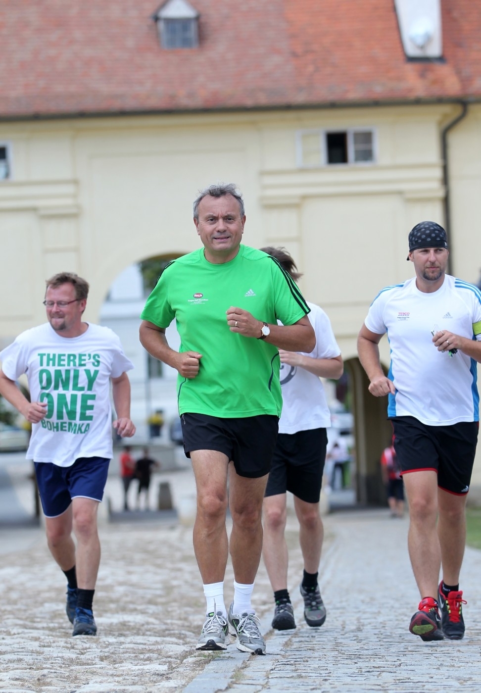 Vladimír Dlouhý si podpisy vyběhává. 