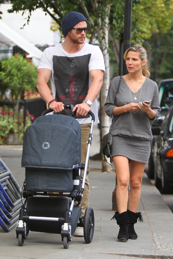 Hemsworth to s kočárkem umí.