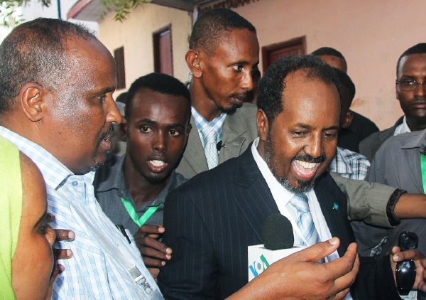 Novopečený somálský prezident Hassan Sheikh Mohamoud (v tmavém obleku).