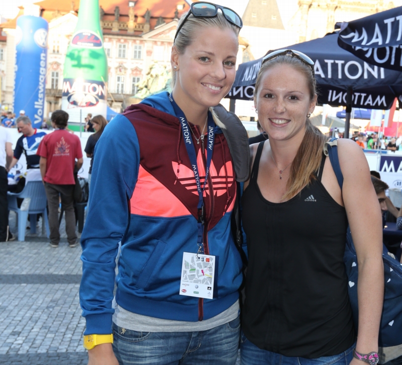 Kristýna Kolocová a Markéta Sluková. Kristýna Kolocová a Markéta Sluková.