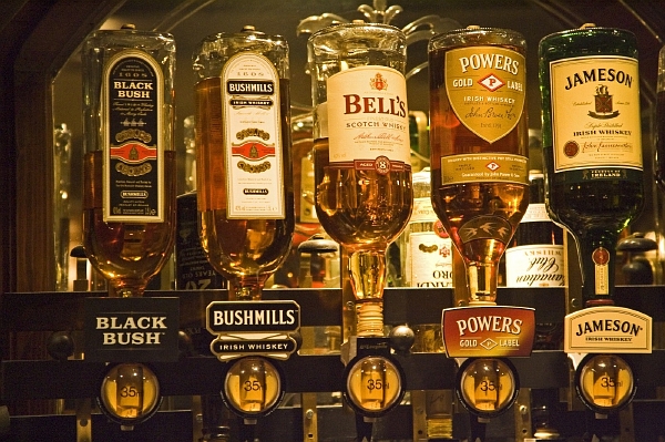 Teď raději ani whisky... Čechy vyděsily otravy metylalkoholem natolik, že poslední dny vynechali kořalku. Teď raději ani whisky... Čechy vyděsily otravy metylalkoholem natolik, že poslední dny vynechali kořalku.