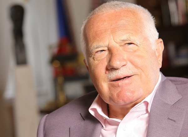 Prezident Václav Klaus si myslí, že zákon byl přijat pod tlakem mezinárodních institucí, které Českou republiku dlouhodobě kritizují za vysoký počet dětí v dětských ústavech. Prezident Václav Klaus si myslí, že zákon byl přijat pod tlakem mezinárodních institucí, které Českou republiku dlouhodobě kritizují za vysoký počet dětí v dětských ústavech.