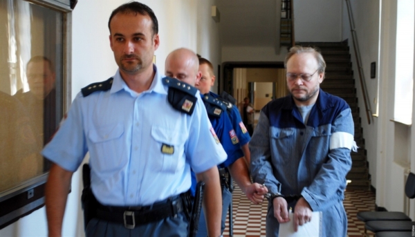 Jan Ryška (vpravo) si za brutální vraždu manželky odsedí sedmnáct let. Jan Ryška (vpravo) si za brutální vraždu manželky odsedí sedmnáct let.