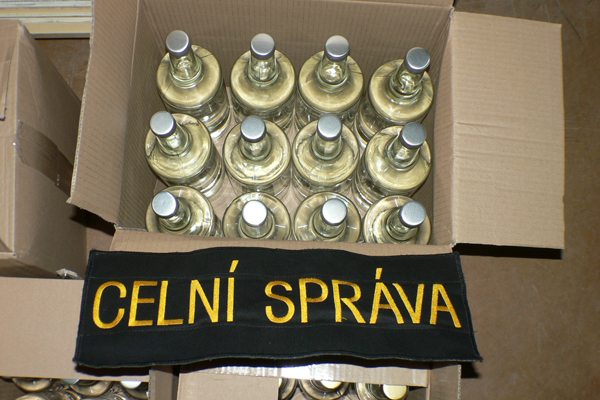 Policie objevila skladiště s lahvemi podezřelého alkoholu.
