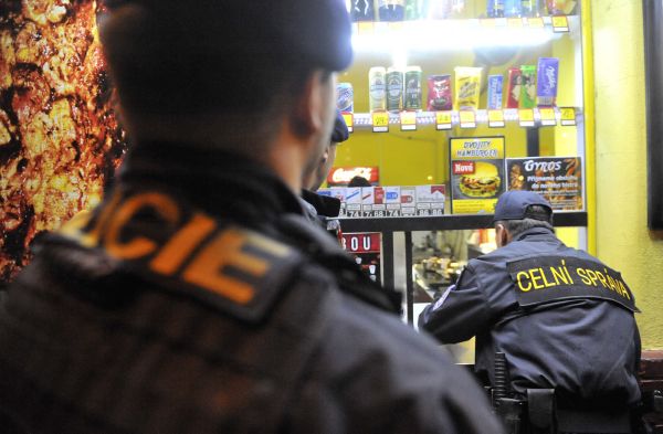 Policie pátrá po zdroji jedovatého alkoholu. Zatím marně, otráveným může alespoň pomoci lék, který do Česka míří z Norska.