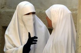 Dvě studentky z rodin aktivistů Muslimského bratrstva.
