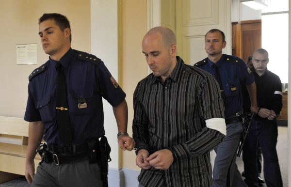 Michal Smékal a Michal Škňouřil přicházejí k soudu.