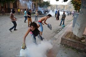 Ulice před velvyslanectvím US v Egyptě.