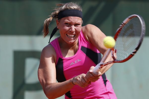 Tenistka Lucie Hradecká porazila ve druhém kole v Québeku domácí Eugenii Bouchardovou 7:6, 2:6, 7:6 a postoupila do čtvrtfinále. 