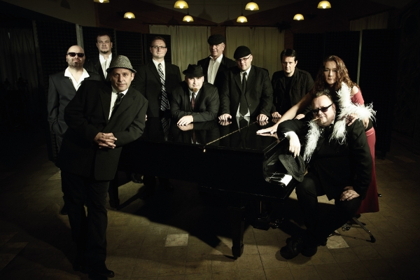 Sto zvířat 2012. Zakladatelé Tomáš Belko, Jana Jelíková a sedící Jan Kalina úplně vpravo.