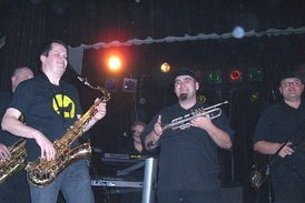 Dechová sekce, saxofonista Tomáš Belko vlevo.