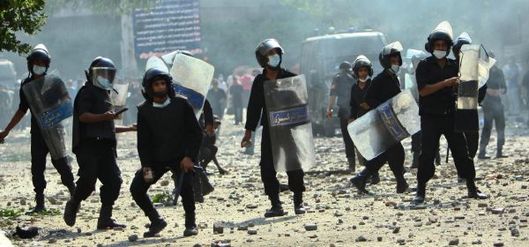 Egyptská policie pod sprchou kamení. 