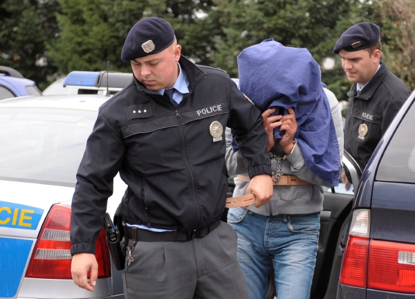 Policisté vedou k soudu muže, kterého 14. září zlínští kriminalisté obvinili v kauze pančovaného alkoholu. 