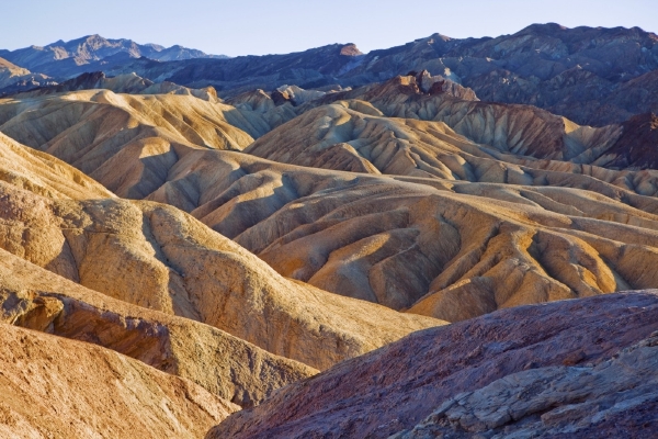 Údolí smrti na snímku pořízeném ze slavného Zabriskie Point.