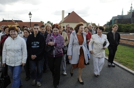 Už hodinu před otevřením se před vstupem shromáždili lidé. Ty první přivítala Livia Klausová, stiskla jim ruku a osobně je zahradami provedla.