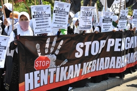 Bez násilí se obešly dvě demonstrace v indonéských městech Surabaya a Malang. 