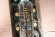 Lahev s nebezpečným alkoholem, před jehož konzumací policie varuje.