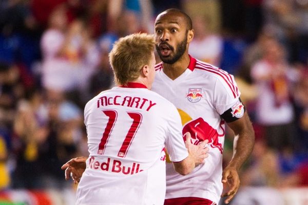 Překvapený Thierry Henry (čelem).