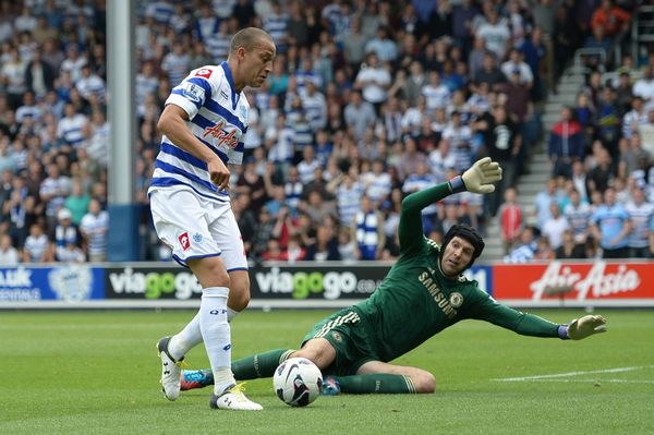 Petr Čech v zápase s QPR.