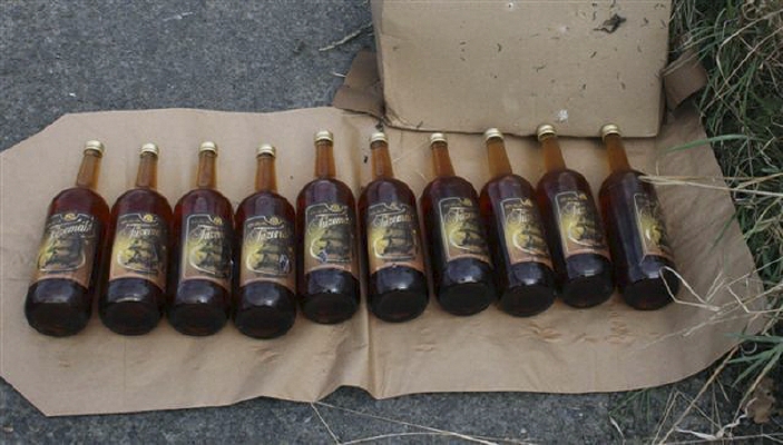 Zhruba 60 neokolkovaných lahví s alkoholem v neděli zajistili policisté v lese na Bruntálsku.