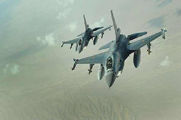 Dva americké F-16 Figting Falcon.