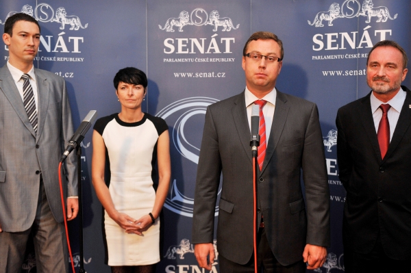Lenka Bradáčová a Pavel Zeman (druhý zprava).