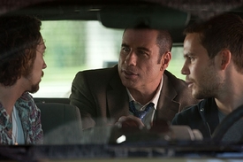 Zleva: Aaron Taylor-Johnson, John Travolta, Taylor Kitsch. Zajímavý příběh a silné herecké obsazení dokázaly filmu Divoši dosud zajistit vesměs příznivé kritiky.