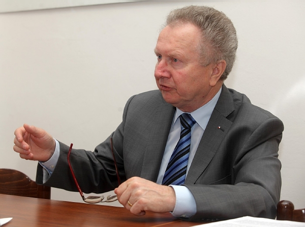 Jan Veleba, prezident Agrární komory ČR, má velké plakáty na balících slámy na polích. Jan Veleba, prezident Agrární komory ČR, má velké plakáty na balících slámy na polích.