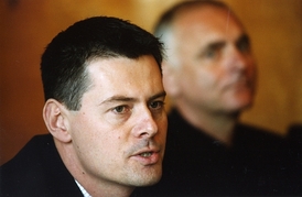 Karel Komárek vlastní investiční skupinu KKCG, Fischer je její součástí.