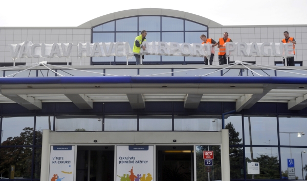 Nápis Vaclav Havel Airport Prague byl nainstalován na jednom z terminálů pražského letiště.