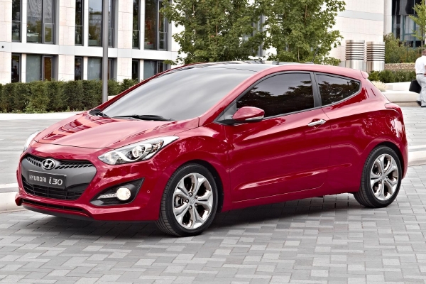 Specifická příď třídveřového modelu Hyundai i30.