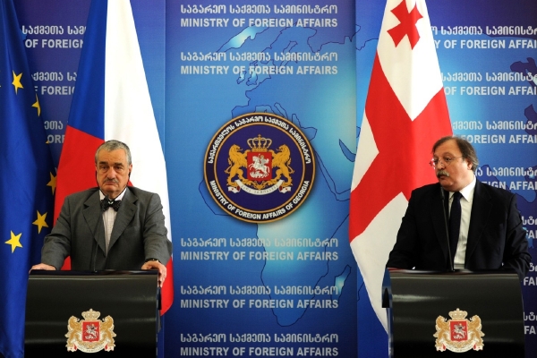 Karel Schwarzenberg na tiskové konferenci se svým gruzínským protějškem. 