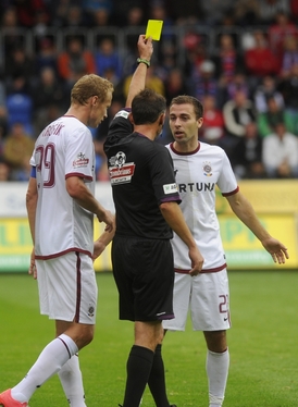 Rozhodčí Radek Matějka trestá sparťana Hušbauera.
