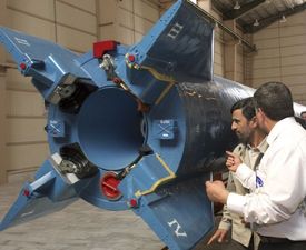 Prezident Ahmadínežád v jedné z továren íránského raketového programu.  