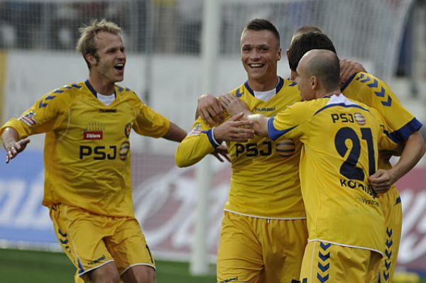 Fotbalisté Jihlavy se radují z gólu Stanislava Tecla (uprostřed). Fotbalisté Jihlavy se radují z gólu Stanislava Tecla (uprostřed).